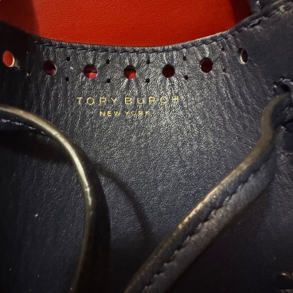 EUC AUTHENTIC TORY BURCH BUCKET CROSS BODY. - Picture 3 of 7